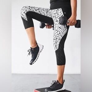 Athleta Printed Stealth TruCool Capri Legging Black And White Cropped Size Large